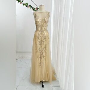 Gown size 8(L) Champagne color sleeveless beaded mesh slim A-line evening dress
